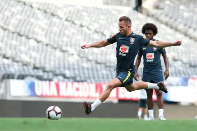 Volante Arthur, do Barcelona, durante treino da Seleção Brasileira nos EUA