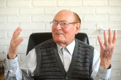  CAXIAS DO SUL, RS, BRASIL, 28/07/2017. Carlos Cândido Finimundi, 96 anos, completa 72 anos à frente da empresa Dambroz Implementos Rodoviários. O empreendedor recebeu homenagem em vídeo do governador José Ivo Sartori (PMDB), e deve haver uma cerimônia no Palácio Piratini. (Diogo Sallaberry/Agência RBS)