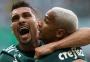 Com gol de Deyverson, Palmeiras bate o Corinthians e cola nos líderes