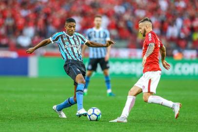 Grenal 417RS - FUTEBOL/CAMPEONATO BRASILEIRO 2018/GRENAL 417 - ESPORTES - Lance da partida entre Gremio e Internacional disputada na tarde deste domingo no Estadio Beira-Rio valida pelo Campeonato Brasileiro 2018. FOTO: LUCAS UEBEL/GREMIO FBPAEditoria: SPOIndexador: Lucas UebelSecao: futebolFonte: Gremio.netFotógrafo: Grenal 417