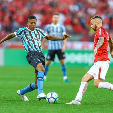 Grenal 417RS - FUTEBOL/CAMPEONATO BRASILEIRO 2018/GRENAL 417 - ESPORTES - Lance da partida entre Gremio e Internacional disputada na tarde deste domingo no Estadio Beira-Rio valida pelo Campeonato Brasileiro 2018. FOTO: LUCAS UEBEL/GREMIO FBPAEditoria: SPOIndexador: Lucas UebelSecao: futebolFonte: Gremio.netFotógrafo: Grenal 417