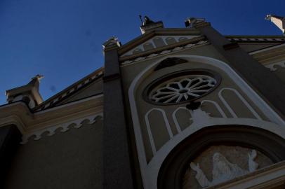  CAXIAS DO SUL, RS, BRASIL 07/07/2018O casal Amarildo Moreira e Carla da Silva celebrou casamento na manhã deste sábado, na igreja da Paróquia Santa Catarina, em Caxias do Sul. Humildes, ele reciclador e ela cuidadora, contaram com a união de esforços da comunidade para celebrar a festa, com diversas doações. (Lucas Amorelli/Agência RBS)