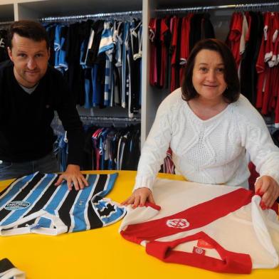  FARROUPILHA, RS, BRASIL 04/09/2018Malharia Oldoni faz os produtos licenciados da dupla Gre-Nal. Na foto os donos Heverton e Dilva Oldoni. (Felipe Nyland/Agência RBS)