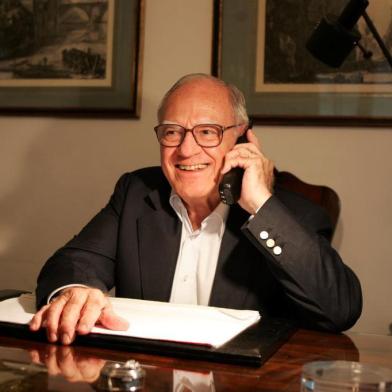 O cientista social Hélio Jaguaribe, eleito o mais novo membro da Academia Brasileira de Letras (ABL), comemora sua vitória em sua residência, no Jardim Botânico, na zona sul do Rio de Janeiro. Ele ocupará a cadeira número 11, antes ocupada pelo economista Celso Furtado. Fotógrafo: Tasso Marcelo/AE