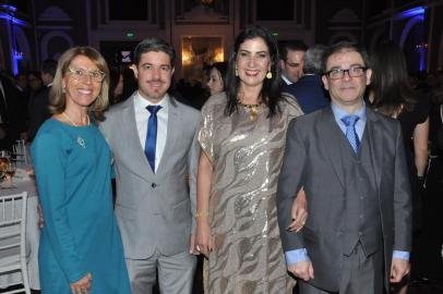 Helena Dahne Bartelle, Pedro Dahne Martins, Eleci Vaz Ferreira e Marcelo Paglioli Ferreira (esposa e neurocirurgião, anfitrião do jantar)