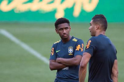  Tetê, do Grêmio, e Casemiro conversam em treino da Seleção BrasileiraIndexador: Pedro Martins