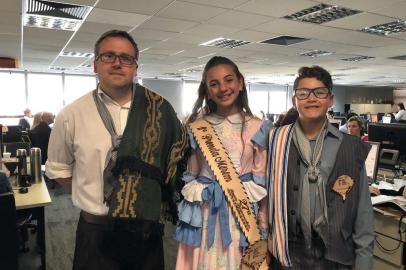 Comitiva Semana Farroupilha de Canela em visita à redação de GaúchaZH. Na foto, o curador  dos festejos, Márcio Cavalli, o 1º Pia da  27ª  Região Tradicionalista, João Luiz Kerschner, e a 1ª Prenda da  27ª  Região Tradicionalista, Maria Eduarda Nunes