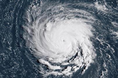  This NOAA/RAMMB satellite image taken at 11:45:31 UTC on September 10, 2018, shows Hurricane Florence off the US east coast in the Atantic Ocean.Hurricane Florence is expected to become a dangerous major hurricane by late Monday as it heads toward the US East Coast, the National Hurricane Center said, as states of emergency were declared in preparation for the storm. The center of Florence was located about 685 miles (1,100 kilometers) southeast of Bermuda, the NHC in its 0300 GMT Monday advisory.Florence had maximum sustained winds of 90 miles per hour, making it a Category 1 storm on the five-level Saffir-Simpson hurricane scale. / AFP PHOTO / NOAA/RAMMB / HO / RESTRICTED TO EDITORIAL USE - MANDATORY CREDIT AFP PHOTO / NOAA/RAMMB - NO MARKETING NO ADVERTISING CAMPAIGNS - DISTRIBUTED AS A SERVICE TO CLIENTSEditoria: WEALocal: In spaceIndexador: HOSecao: reportFonte: NOAA/RAMMBFotógrafo: STR