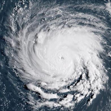  This NOAA/RAMMB satellite image taken at 11:45:31 UTC on September 10, 2018, shows Hurricane Florence off the US east coast in the Atantic Ocean.Hurricane Florence is expected to become a dangerous major hurricane by late Monday as it heads toward the US East Coast, the National Hurricane Center said, as states of emergency were declared in preparation for the storm. The center of Florence was located about 685 miles (1,100 kilometers) southeast of Bermuda, the NHC in its 0300 GMT Monday advisory.Florence had maximum sustained winds of 90 miles per hour, making it a Category 1 storm on the five-level Saffir-Simpson hurricane scale. / AFP PHOTO / NOAA/RAMMB / HO / RESTRICTED TO EDITORIAL USE - MANDATORY CREDIT AFP PHOTO / NOAA/RAMMB - NO MARKETING NO ADVERTISING CAMPAIGNS - DISTRIBUTED AS A SERVICE TO CLIENTSEditoria: WEALocal: In spaceIndexador: HOSecao: reportFonte: NOAA/RAMMBFotógrafo: STR