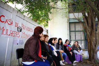  PORTO ALEGRE, RS, BRASIL, 10-09-2018: Integrantes da Casa de Referência Mulheres Mirabal durante coletiva sobre nova ocupação, em prédio de escola estadual fechada, na zona norte, para manter o serviço que acolhe e presta assistência a mulheres vítimas de agressões ou ameaças. O poder público não cumpriu parte do acordo firmado com o movimento. (Foto: Mateus Bruxel / Agência RBS)