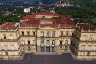 Museu NacionalBrasil, Rio de Janeiro, RJ, 05/04/2018. Vista aérea do Palácio de São Cristóvão, prédio onde hoje funciona o Museu Nacional/UFRJ, que foi uma doação do comerciante Elias Antônio Lopes ao príncipe regente D. João, em 1808, ano da chegada da família real ao Rio. Após a morte de dona Maria I, em 1816, D. João mudou-se definitivamente para o Paço de São Cristóvão, onde permaneceu até 1821. D. Pedro I e D. Pedro II também moraram por lá. Com o fim do Império, em 1889, toda a família se exilou na França. O palácio foi, então, palco da plenária da primeira Assembleia Constituinte da República, entre novembro de 1890 e fevereiro de 1891. O Museu Nacional se mudou para o palácio no ano seguinte, 1892. Foto: FABIO MOTTA/ESTADÃO - Crédito:FÁBIO MOTTA/ESTADÃO CONTEÚDO/AE/Código imagem:219654Editoria: CIDLocal: RIO DE JANEIROIndexador: FÁBIO MOTTAFonte: AGEFotógrafo: AE