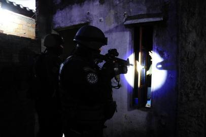  PORTO ALEGRE, RS, BRASIL, 11/09/2018 - Operação policial no bairro Restinga.(FOTOGRAFO: RONALDO BERNARDI / AGENCIA RBS)