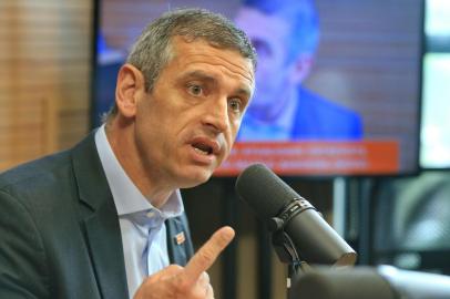  PORTO ALEGRE, RS, BRASIL, 11/09/2018 - Retratos do candidato Mateus Bandeira, na rádio. (FOTOGRAFO: JÚLIO CORDEIRO / AGENCIA RBS)