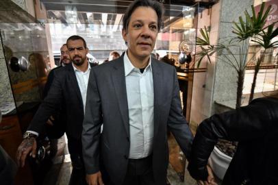 Fernando Haddad conversa com a imprensa ao chegar para participar de uma reunião extraordinária da Diretoria Nacional do Partido dos Trabalhadores (PT), no centro de Curitiba, em 11 de setembro de 2018.