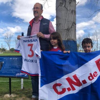 Hugo De León, ex-zagueiro do Grêmio, foi homenageado com o batismo de um dos campos d CT de Los Céspedes, do Nacional, com o seu nome.