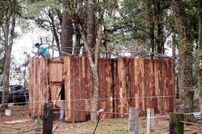  CAXIAS DO SUL, RS, BRASIL, 11/09/2018. Mostramos como estão os preparativos no acampamento farroupilha de Caxias do Sul, no Parque de Eventos da Festa da Uva, para os festejos que começam na sexta-feira. José Alves, 43 anos, carpinteiro, monta estruturas no parque. (Diogo Sallaberry/Agência RBS)