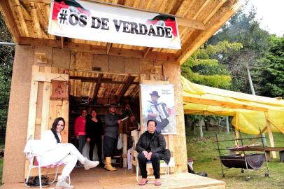  CAXIAS DO SUL, RS, BRASIL, 11/09/2018. Mostramos como estão os preparativos no acampamento farroupilha de Caxias do Sul, no Parque de Eventos da Festa da Uva, para os festejos que começam na sexta-feira. A família Silva acampa há cerca de seis anos no mesmo lugar. a família Silva:_ Evalcir Ramos da Silva, 42 anosMulheres:Ellen Araújo, 24 anos (rosa)_ Michele Mores, 21 anos (de preto)_ Maria da Silva, 70 anos_ Milene Mores, 17 anos (branco)(Diogo Sallaberry/Agência RBS)