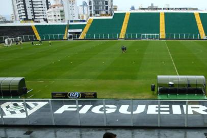  FLORIANÓPOIS, SC, BRASIL 08/08/2017.ESPORTE: Novo CEO do Figueirense Alex Bourgeois,  (camisa azul) durante o treino no estádio Orlando Scarpelli.