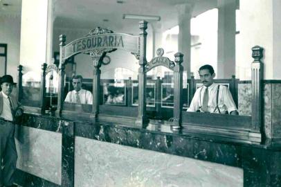  Um dia de expediente na agência Matriz, em 1941. Primeiro prédio próprio do Banco, na rua Sete de Setembro, em Porto Alegre