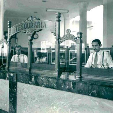  Um dia de expediente na agência Matriz, em 1941. Primeiro prédio próprio do Banco, na rua Sete de Setembro, em Porto Alegre