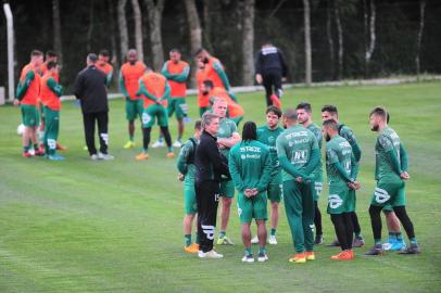  CAXIAS DO SUL, RS, BRASIL, 11/09/2018. Treino do Juventude no CT. O Juventude está disputando a série B do Campeonato Brasileiro. Na foto, técnico Luiz Carlos Winck conversa com jogadores. (Porthus Junior/Agência RBS)