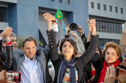 Fernando Haddad, Manuela DÁvila e Dilma Rousseff na frente da Polícia Federal. Foto: Ricardo Stuckert/Divulgação