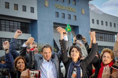 Fernando Haddad, Manuela DÁvila e Dilma Rousseff na frente da Polícia Federal. Foto: Ricardo Stuckert/Divulgação