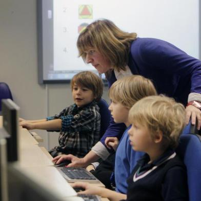 Teacher Rahn helps to first grade students during a computer lesson in school in TallinnTeacher Kristi Rahn (C) helps to first grade students during a computer lesson in school in Tallinn September 25, 2012. Estonian Tiger Leap Foundation has launched a program called ProgeTiiger where Estonian students will be introduced to computer programming and creating web and mobile applications. According to representatives from the foundation, the program will start with students in the first grade, which starts around the age of 7, and will continue through a students final years of public school, around age 15.  REUTERS/Ints Kalnins (ESTONIA - Tags: EDUCATION SCIENCE TECHNOLOGY) - GM1E89P1PG901Editoria: ILocal: TALLINNIndexador: Ints KalninsSecao: EDU SCIFonte: X02120