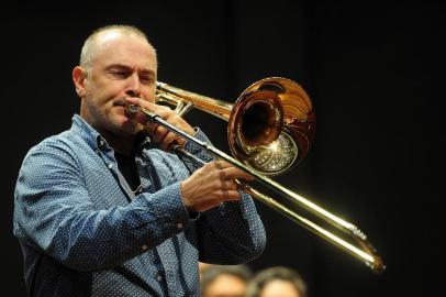  CAXIAS DO SUL, RS, BRASIL, 11/09/2018 - O trombonista francês Jacques Mauger é o solista convidado para a Quinta Sinfônica, com regência do maestro Manfredo Schmiedt. (Marcelo Casagrande/Agência RBS)