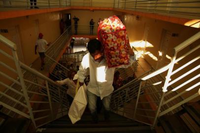 CANOAS, RS, BRASIL, 12-09-2018. Mais 201 venezuelanos desembarcam no RSFamílias de migrantes, que chegaram na tarde desta quarta-feira, foram encaminhadas para pousada de Canoas.(JEFFERSON BOTEGA/AGÊNCIA RBS)