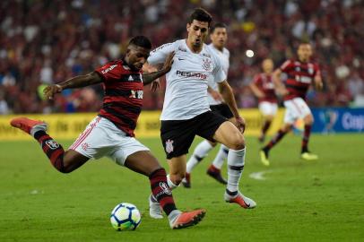 Flamengo x CorinthiansRJ - Rio de Janeiro - 12/09/2018 - Copa do Brasil 2018, Flamengo x Corinthians - Rodinei jogador do Flamengo disputa lance com Leo Santos jogador do Corinthians durante partida no estadio Maracana pelo campeonato Copa do Brasil 2018. Foto: Thiago Ribeiro/AGIFEditoria: SPOLocal: Rio de JaneiroIndexador: Thiago Ribeiro/AGIFSecao: SoccerFonte: www.agif.com.brFotógrafo: Thiago Ribeiro/AGIF