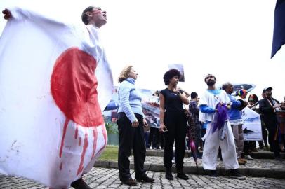  67ª Reunião da Comissão Baleeira Internacional.  Protestos na entrada do resort contra a liberação do caça as baleias no costão do Santinho