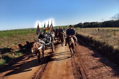 IRAÍ e SANTA MARIA (RS); Uma imagem registrada durante cavalgada de condução da Chama Crioula, entre Iraí e Santa Maria, intrigou o grupo Tropeiros do Coração do Rio Grande, da 13ª Região Tradicionalista. A foto que sugere efeito de luz sobre as bandeiras foi tirada na manhã do dia 28 de agosto, pelo tradicionalista Carlos Augusto Soares dos Santos, pouco depois da morte de Paixão Côrtes, em São Martinho da Serra.