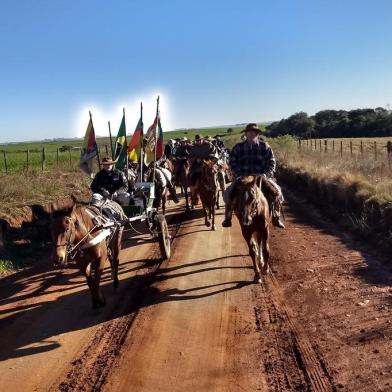 IRAÍ e SANTA MARIA (RS); Uma imagem registrada durante cavalgada de condução da Chama Crioula, entre Iraí e Santa Maria, intrigou o grupo Tropeiros do Coração do Rio Grande, da 13ª Região Tradicionalista. A foto que sugere efeito de luz sobre as bandeiras foi tirada na manhã do dia 28 de agosto, pelo tradicionalista Carlos Augusto Soares dos Santos, pouco depois da morte de Paixão Côrtes, em São Martinho da Serra.