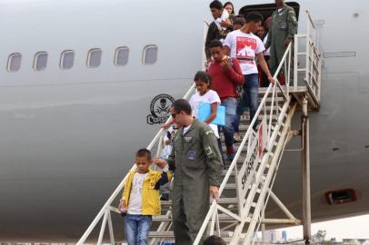 Um avião da Força Aérea Brasileira trazendo 176 migrantes venezuelanos pousou por volta das 15h desta quinta-feira (13) no aeroporto Salgado Filho, em Porto Alegre.