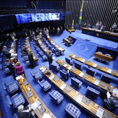 Brasília (DF): Plenário do Senado Federal durante sessão deliberativa extraordinária. Mesa: secretário-geral da Mesa, Luiz Fernando Bandeira de Mello Filho; presidente do Senado Federal, senador Eunício Oliveira (PMDB-CE); senador Magno Malta (PR-ES).