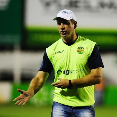  VERANÓPOLIS, RS, BRASIL, 18/03/2018. Veranópolis x São José, em partida de ida das quartas de finais do Gauchão 2018, no estádio Antonio David Farina. (Diogo Sallaberry/Agência RBS)