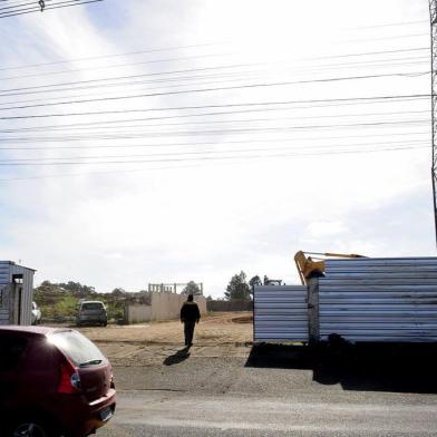  CAXIAS DO SUL, RS, BRASIL, 14/06/2018 - A fiscalização do Ministério do Trabalho e Emprego (MTE) embargou na manhã desta quinta-feira as obras de instalação da Havan e do Stok Center, na  entrada do bairro Desvio Rizzo, em Caxias do Sul. O gerente-geral interino do MTE, Vanius Corte, informou que foram constatadas várias irregularidaes e que os trabalhos estão suspensos até que o dono da área, a Comercial Zaffari, de Passo Fundo, regularize a situação. (Marcelo Casagrande/Agência RBS)