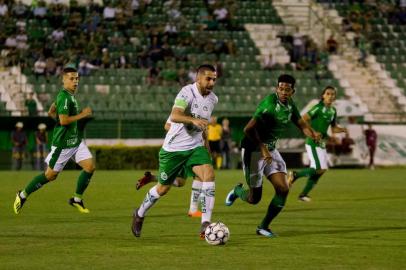 GUARANI X JUVENTUDESP - FUTEBOL/GUARANI - ESPORTES - Guarani x Juventude, jogo válido pela 27ª rodada da série B do Campeonato Brasileiro, realido no estádio Brinco de Ouro, em Campinas/SP, na noite desta quinta-feira (13). Na foto, Lucas (E). ( MAYCON SOLDAN/FOTOARENA/ESTADÃO CONTEÚDO)Editoria: ESPORTESLocal: CAMPINASIndexador: MAYCON SOLDANFonte: 1604331Fotógrafo: FOTOARENA