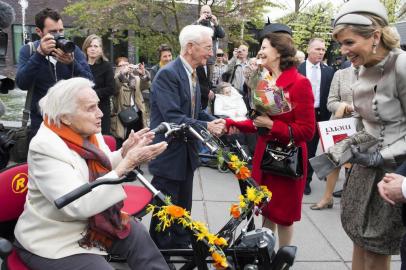 -Dutch Queen Maxima (R) and Swedens Queen Silvia (2nd R) speak with people as they visit the nursing home The Hogeweykin Weesp, The Netherlands, on April 4, 2014. King Carl Gustaf and Queen Silvia pay a two-day visit to the Netherlands to celebrate the 400th anniversary of the Swedish-Dutch diplomatic relations. AFP PHOTO / ANP  POOL FRANK VAN BEEK netherlands out - belgium out / AFP PHOTO / POOL / FRANK VAN BEEKEditoria: HUMLocal: AmsterdamIndexador: FRANK VAN BEEKSecao: imperial and royal mattersFonte: POOL