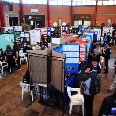  CAXIAS DO SUL, RS, BRASIL, 12/09/2018. Estudantes de 20 escolas da região participam da 10ª edição da Mostra Científica e Tecnológica das Escolas de Ensino Médio e Fundamental da Serra Gaúcha (MOSTRASEG) no Centro de Convivência do Campus-Sede da Universidade de Caxias do Sul (UCS). (Diogo Sallaberry/Agência RBS)