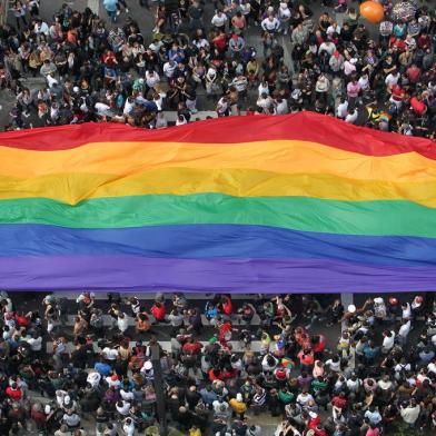 16º Parada do Orgulho LGBT em SPSP - PARADA/LGBT  - GERAL - Participantes da 16ª Parada do Orgulho LGBT (Lésbicas, Gays, Bissexuais, Travestis, Transexuais e Transgêneros) percorrem a   Avenida Paulista, em São Paulo, neste domingo (10).   10/06/2012 - Foto: PAULO LIEBERT/AGÊNCIA ESTADO/AEEditoria: GERALLocal: SÃO PAULOIndexador: PAULO LIEBERTFotógrafo: AGÊNCIA ESTADO