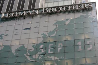 82781313The sign for Lehman Brothers headquarters is seen in New York on September 15, 2008.  Treasury Secretary Henry Paulson said Monday that the US banking system is safe and sound despite growing financial turmoil and that Americans can be confident that their accounts are safe. Our banking system is a safe and a sound one, he said in a rare White House briefing, just hours after the Lehman Brothers investment bank declared bankruptcy, the latest high-profile casualty of the US economic crisis. AFP PHOTO/Nicholas ROBERTS / AFP PHOTO / NICHOLAS ROBERTSEditoria: FINLocal: New YorkIndexador: NICHOLAS ROBERTSSecao: company informationFonte: AFP