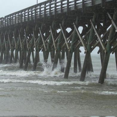 Hurricane Florence expected to barrel into the eastern United StatesWaves crash into the Second Avenue Pier as Hurricane Florence makes landfall on September 14, 2018 in Myrtle Beach, South Carolina. Florence smashed into the US East Coast Friday with howling winds, torrential rains and life-threatening storm surges as emergency crews scrambled to rescue hundreds of people stranded in their homes by flood waters. Forecasters warned of catastrophic flooding and other mayhem from the monster storm, which is only Category 1 but physically sprawling and dangerous.  / AFP PHOTO / Alex EdelmanEditoria: WEALocal: Myrtle BeachIndexador: ALEX EDELMANSecao: forecastFonte: AFPFotógrafo: STR