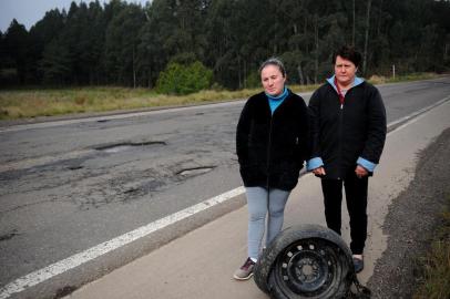 ITATI, RS, BRASIL, 13/09/2018 Condições do asfalto na Rota do Sol. Moradoras da localidade de Aratinga socorrem motoristas que ficam com pneus furados na rodovia. Josiane dos Santos (E) 28 anos e  Marilene Carvalho, 61 anos, próximo ao km 1 da ERS-486, em Aratinga. (Lucas Amorelli/Agência RBS)