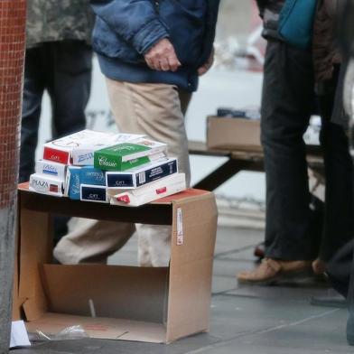  PORTO ALEGRE, RS, BRASIL, 20-06-2017: Ambulantes vendem caixas e maços de cigarros contrabandeados no centro de Porto Alegre (FOTO FÉLIX ZUCCO/AGÊNCIA RBS, Caderno Campo e Lavoura).