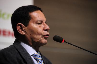  CAXIAS DO SUL, RS, BRASIL, 06/08/2018 - O polêmico general do Exército Antonio Hamilton Mourão, que defendeu mais de uma vez uma intervenção militar no país, caso o Poder Judiciário não solucione o problema político ¿  referindo-se à punição de corruptos ¿, esteve em Caxias no dia 06 deste mês. Ele participou da reunião-almoço na CIC e falou sobre Os desafios de uma Nação, Segurança Pública em foco.  Mourão passou para a reserva no final de fevereiro. (Marcelo Casagrande/Agência RBS)