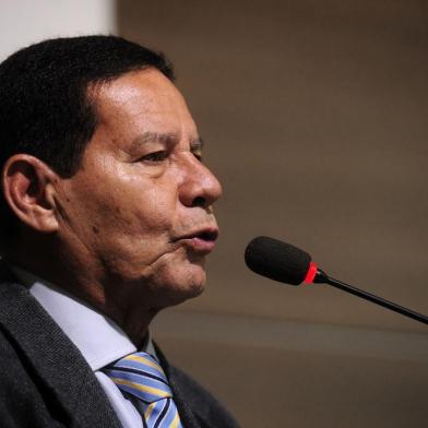  CAXIAS DO SUL, RS, BRASIL, 06/08/2018 - O polêmico general do Exército Antonio Hamilton Mourão, que defendeu mais de uma vez uma intervenção militar no país, caso o Poder Judiciário não solucione o problema político ¿  referindo-se à punição de corruptos ¿, esteve em Caxias no dia 06 deste mês. Ele participou da reunião-almoço na CIC e falou sobre Os desafios de uma Nação, Segurança Pública em foco.  Mourão passou para a reserva no final de fevereiro. (Marcelo Casagrande/Agência RBS)