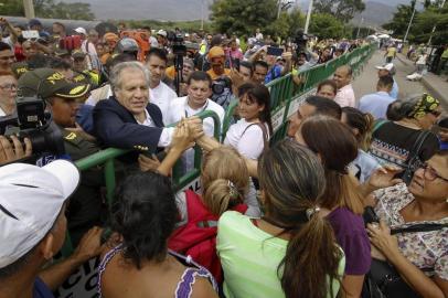  The Secretary-General of the Organization of American States (OAS), Uruguayan Luis Almagro (C), greets Venezuelans at the Simon Bolivar International Bridge in Cucuta, Colombia, on the border with Venezuela, on September 14, 2018. Almagro is in Cucuta as part of a three-day visit to Colombia to discuss the Venezuelan migratory crisis which has been described as the largest migration crisis of the Western Hemisphere. According to the United Nations, about 2.3 million people left the oil-producing country since 2014, plunged into an acute economic crisis. / AFP PHOTO / Schneyder MendozaEditoria: POLLocal: CúcutaIndexador: SCHNEYDER MENDOZASecao: diplomacyFonte: AFPFotógrafo: STR