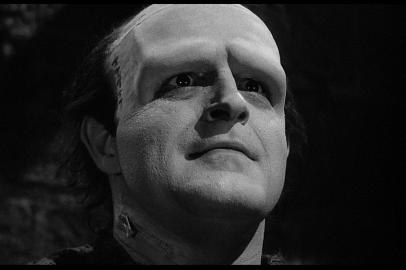 Peter Boyle como o monstro de Frankenstein no filme O Jovem Frankenstein (1974)